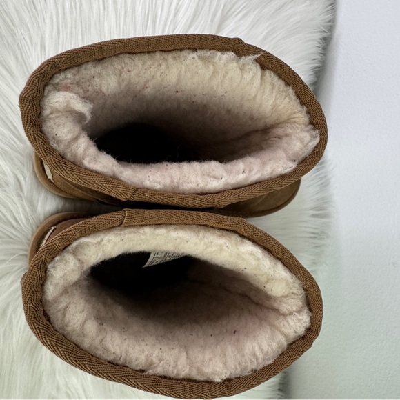 UGG Classic Short Embossed Logo Sz: 6 - Picture 8 of 11